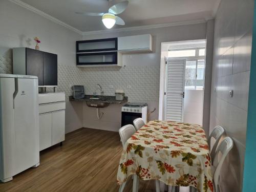 Η κουζίνα ή μικρή κουζίνα στο Descanso em Ambiente Familiar