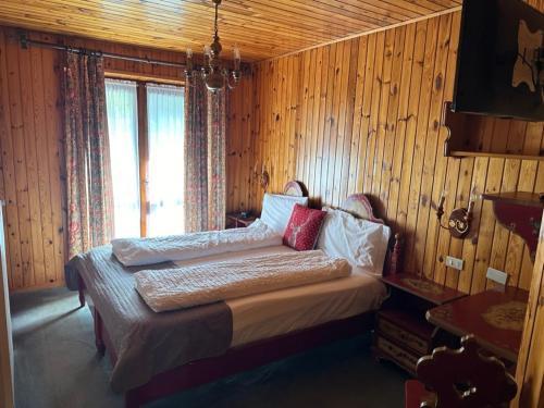 Postel nebo postele na pokoji v ubytování Hotel Garni St. Hubertus