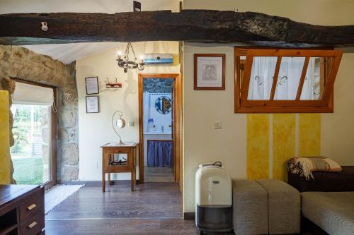 un soggiorno con letto e finestra di Casa Rural Roi a Portas