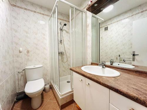 une salle de bain avec toilettes, lavabo et douche dans l'établissement Studio en bord de mer avec terrasse, idéal pour 2 personnes - proche commerces et Casino, La Baule - FR-1-245-68, à La Baule