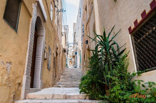 Une allée avec des escaliers dans une vieille ville dans l'établissement The Florian Boutique Guesthouse by Zzzing, à Cospicua