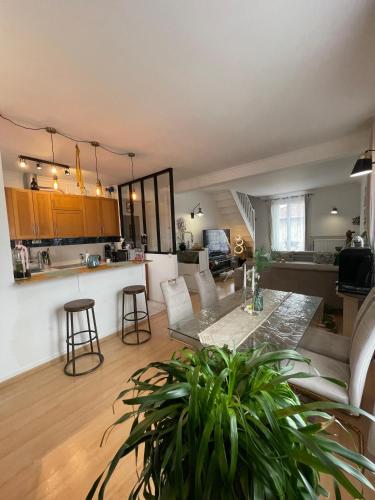 - une cuisine et un salon avec une table et un comptoir dans l'établissement Sharmila, à Colombes