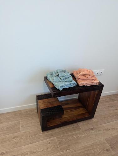 une table en bois avec des serviettes dessus dans une pièce dans l'établissement Aux phoques rieurs, à Berck-sur-Mer
