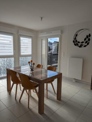 une salle à manger avec une table et des chaises en bois dans l'établissement Aux phoques rieurs, à Berck-sur-Mer