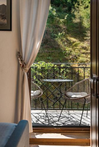a patio with a table and chairs on a balcony at Osada Pienińska in Krościenko