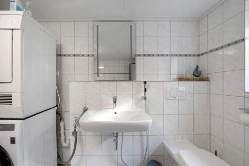 FreilingenにあるHaus Seezeitの洗面台と鏡のある白いバスルーム