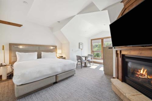アスペンにあるAspen Mountain Residences, Formerly Grand Hyatt, 2 Bedroom Residenceのベッドと暖炉のあるホテルの部屋