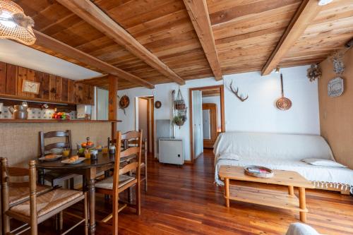 Il comprend une cuisine et un salon avec un lit et une table. dans l'établissement Esprit Provence - Jardin - Parking, à Les Thuiles