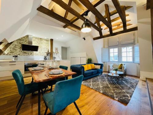 une cuisine et un salon avec une table et des chaises dans l'établissement Casa : L'éclat de la Doutre, à Angers