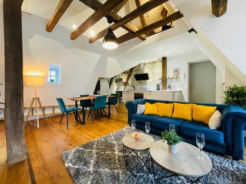 un salon avec un canapé bleu et une table dans l'établissement Casa : L'éclat de la Doutre, à Angers