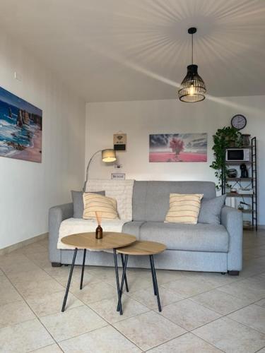 salon z kanapą i stołem w obiekcie Kite Village Solaris w mieście Birgi Vecchi