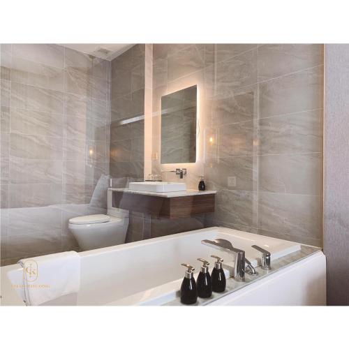 a bathroom with a tub and a toilet and a sink at CHAU KHUONG HOTEL in Long Xuyên