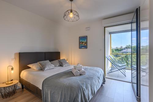 une chambre avec un lit avec deux animaux en peluche dessus dans l'établissement Les rives de la Marle - Appt avec parking couvert, à Vannes