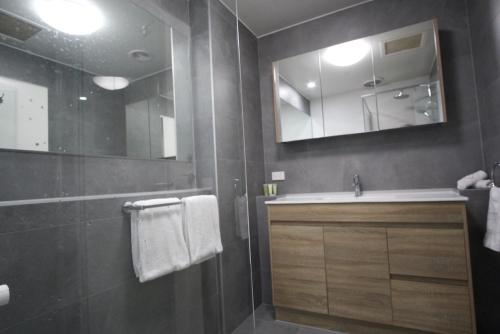 Ένα μπάνιο στο Charming 2-Bedroom, Apartment in Inner Melbourne