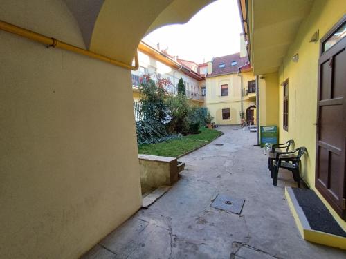 un callejón vacío con un banco en un edificio en Jonas Old Town Apartment, en Košice