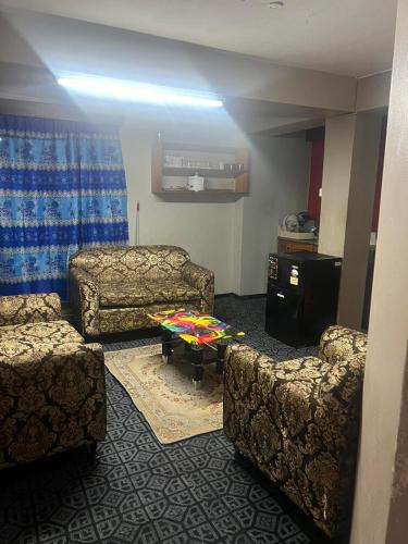 Ruang duduk di Singhs BNB apartment