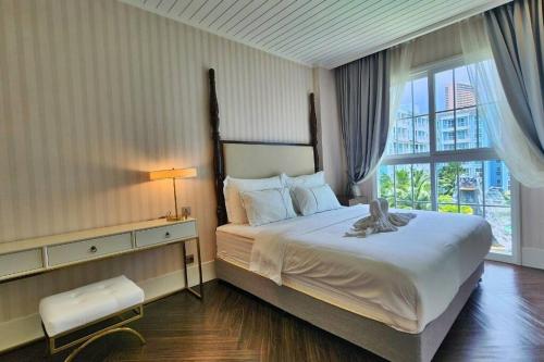 a bedroom with a large bed and a large window at Luxury 1 Bedroom condo close to Beach - G411 in Na Jomtien