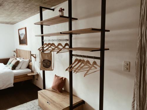 Postel nebo postele na pokoji v ubytování Cosy Alpine Chic Studio