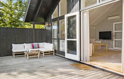 Μια τηλεόραση ή/και κέντρο ψυχαγωγίας στο 5 Bedroom Stunning Home In Tisvildeleje