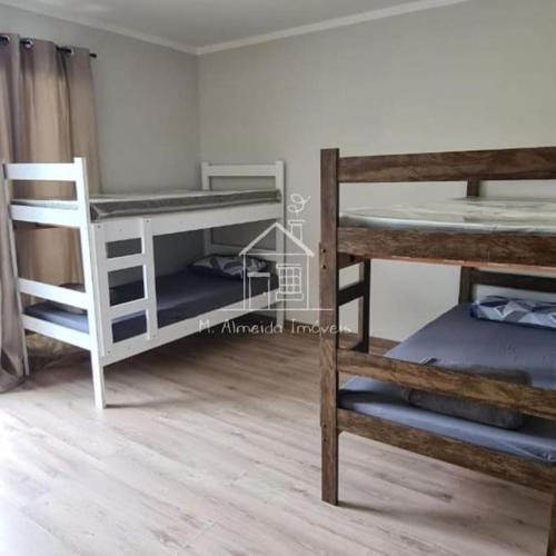 Una habitación con tres literas. en Sobrado I Guaiapó, en Maringá