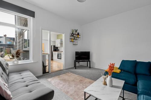a living room with a couch and a table at The Castle - Grimsby/Cleethorpes perfect for Contractors in Grimsby
