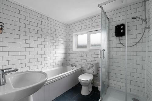ein weißes Badezimmer mit Waschbecken und Toilette in der Unterkunft The Castle - Grimsby/Cleethorpes perfect for Contractors in Grimsby