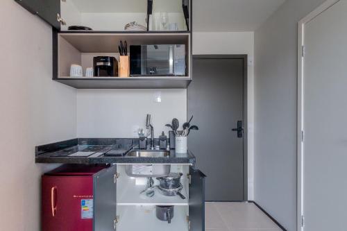 una piccola cucina con lavello e frigorifero di Condomínio completo, vaga de Garagem e Conforto a 50m do Allianz Parque a San Paolo