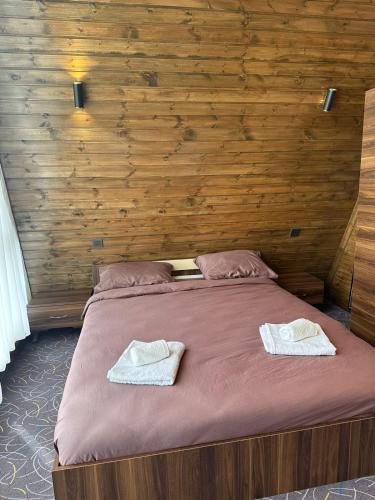 a bedroom with a bed with two towels on it at Forest House in Vǝndam