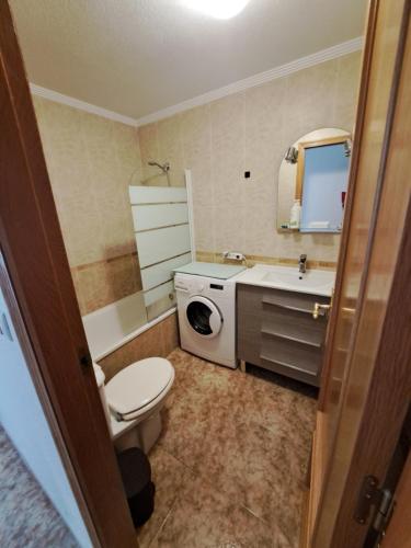 łazienka z toaletą, umywalką i pralką w obiekcie orihuela costa - torrevieja w mieście Orihuela