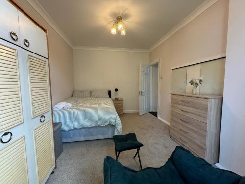 Gallery image of 303 Upminster Road North in Rainham