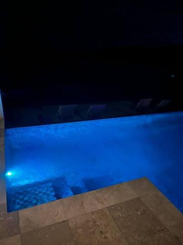 Bazén v ubytování Beachfront Gem Luxury Villa with Infinity Pool nebo v jeho okolí