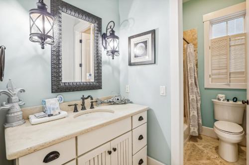 Koupelna v ubytování 27 Corine Lane- Near Ocean Home with Pool, Seasonal Beach Shuttle! FREE Activities Included