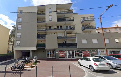 un bâtiment avec des voitures garées dans un parking dans l'établissement Paul Doumer #2 By SCLS Locations, au Cannet