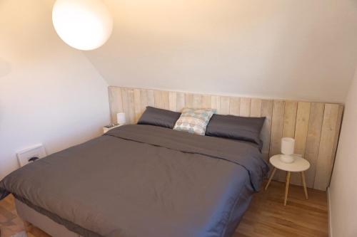 Schlafzimmer mit einem Bett mit einem Kopfteil aus Holz in der Unterkunft Apartments 11 in Forchheim