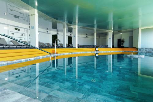 A piscina localizada em Miramar Hotel Spa & Apartments ou nos arredores