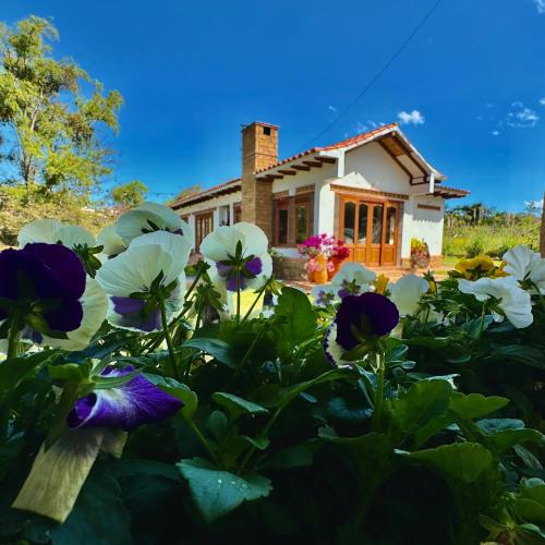 a house with flowers in front of it at Casa de las Flores- Chalet Privado in Villa de Leyva