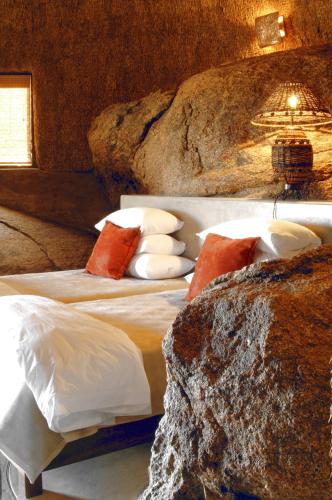 Кровать или кровати в номере Naries Namakwa Retreat