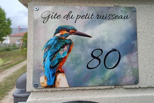 une photo d'un oiseau coloré sur un panneau dans l'établissement Gîte du petit ruisseau 6,5km du zoo, à Mareuil-sur-Cher