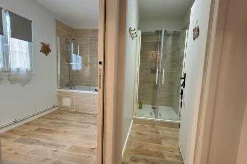 La salle de bains est pourvue d'une douche et d'une baignoire. dans l'établissement Gîte du petit ruisseau 6,5km du zoo, à Mareuil-sur-Cher