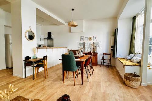 une salle à manger et un salon avec une table et des chaises dans l'établissement Les grands gamins 3km du zoo de Beauval, à Saint-Aignan