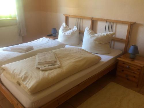 Postel nebo postele na pokoji v ubytování Haus am Dorfteich - Wohnung 1