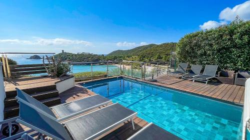 une piscine avec vue sur l'océan dans l'établissement Villa Stella, à Conca