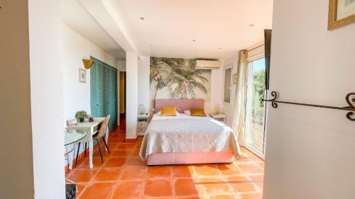 une chambre avec un lit, une table et des chaises dans l'établissement Villa Stella, à Conca