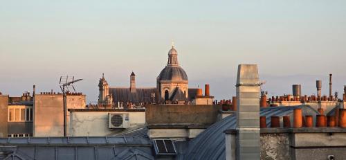 - une vue sur les toits des bâtiments d'une ville dans l'établissement Marais Rooftop Apartment, à Paris