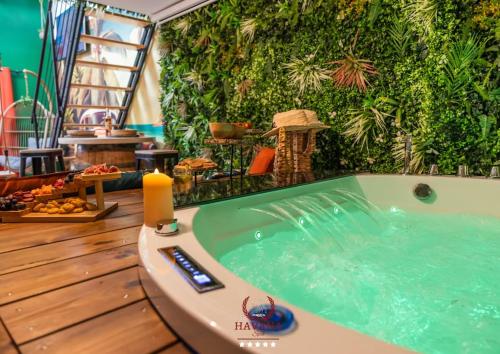 un jacuzzi au milieu d'une pièce dans l'établissement Loft 