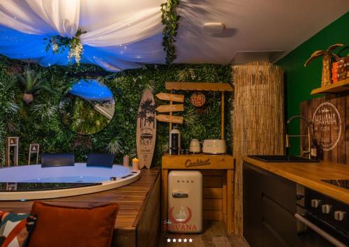 Imagine din galeria proprietății Loft "Havana Spa" Cuba Jacuzzi Sauna Bar à cocktails în Saint-Étienne