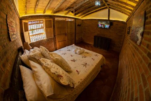 Una cama o camas en una habitación de Refugio Natural Guarne
