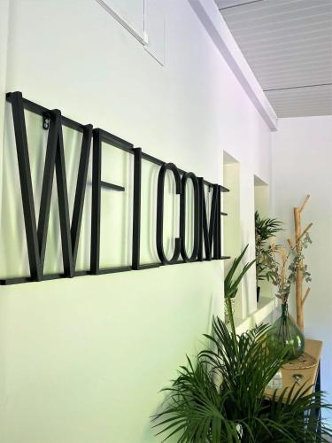 un panneau sur un mur avec des plantes dessus dans l'établissement Le Jardin d'Ana et La Maison d'Elena 15km du Zoo, à Seigy