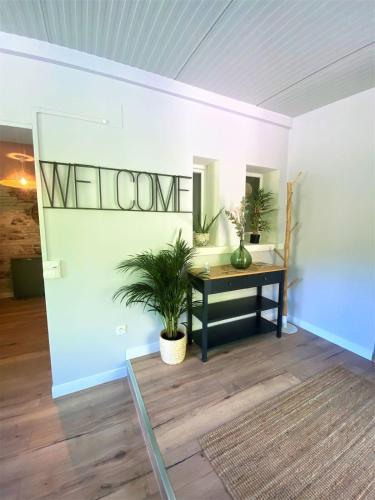 une chambre avec une table et une plante sur un mur dans l'établissement Le Jardin d'Ana et La Maison d'Elena 15km du Zoo, à Seigy