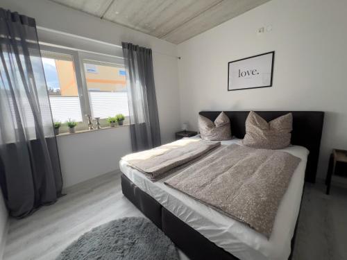 a bedroom with a large bed and a window at Stilvoll-Fewo mit Garten in Spremberg